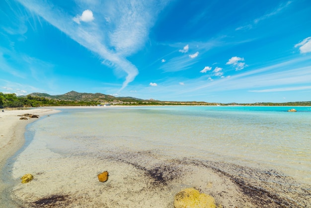 La spiaggia di Lu Impostu sotto un cielo blu Sardegna