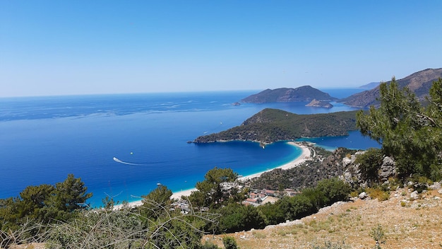 La spiaggia di Oludeniz La Turchia vede la montagna