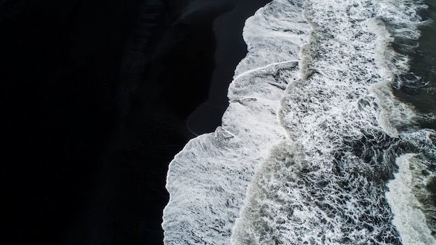 La spiaggia di sabbia nera in Islanda