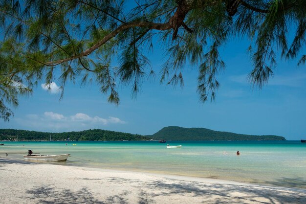 La spiaggia di Saracen Bay nell'isola di Koh Rong Samloen in Cambogia