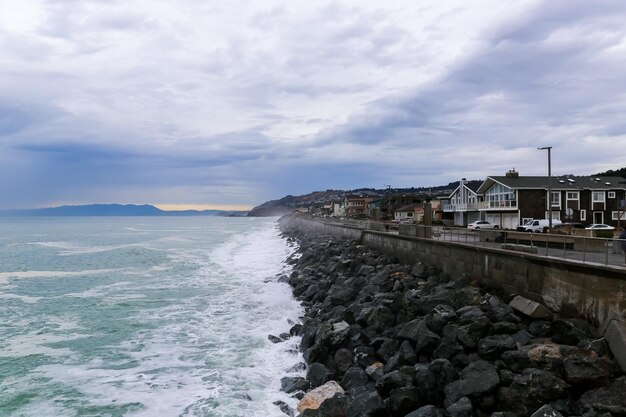 La spiaggia durante una tempesta