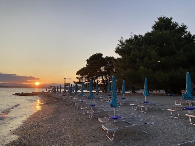 La spiaggia e il mare al tramonto