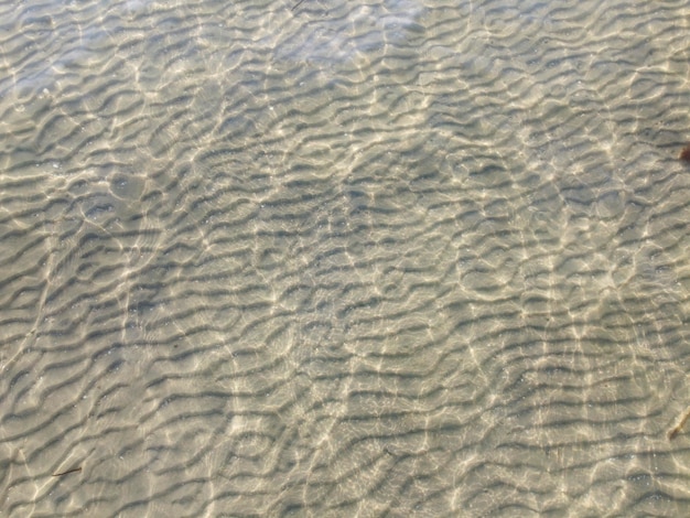 La spiaggia e l'acqua di prosa puliscono la sabbia sott'acqua