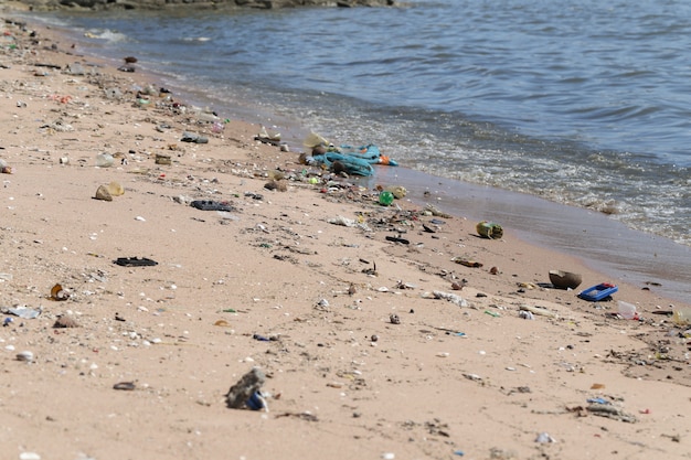 La spiaggia ha una spazzatura e gli effluenti.