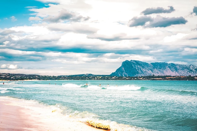 La spiaggia La Cinta e le acque blu del Mar Mediterraneo a San Teodoro in Sardegna Isola d'Italia. Sullo sfondo si vede l'isola di Tavolara.