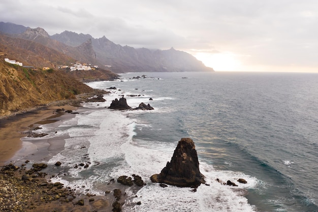 La spiaggia sabbiosa di Benijo sull'isola di TenerifeLe Isole Canarie Spagna