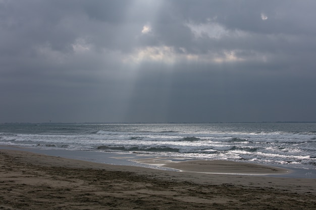 La spiaggia su un nuvoloso