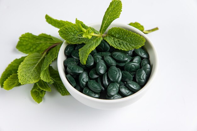 La Spirulina è un utile integratore. su uno sfondo bianco