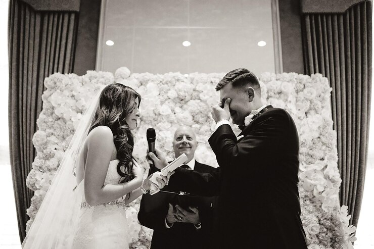 La splendida sposa e lo sposo celebrano il matrimonio in una festa serale con amici multietnici