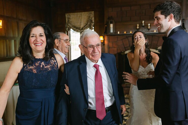 La splendida sposa e lo sposo celebrano il matrimonio in una festa serale con amici multietnici