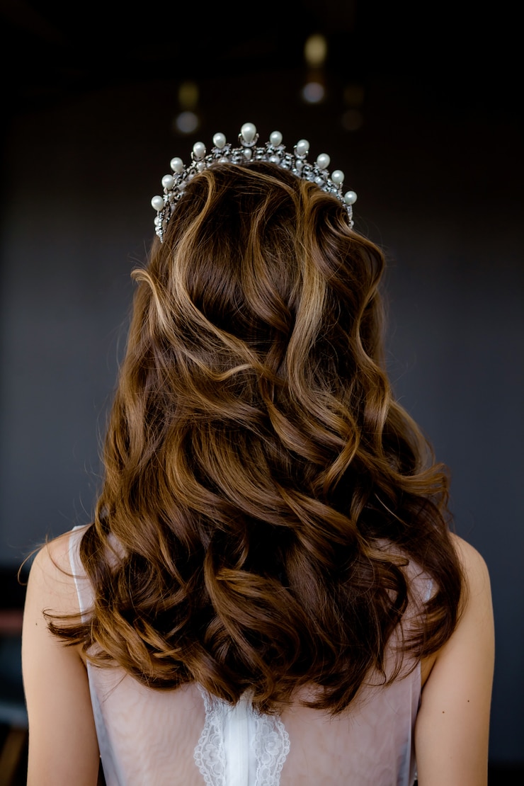 Foto la sposa che prepara per la sua acconciatura da sposa fa