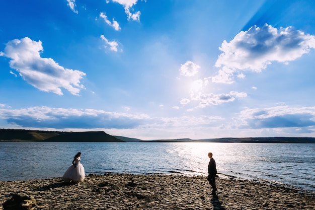 La sposa e lo sposo che arrivano in direzioni reciproche. Sposi