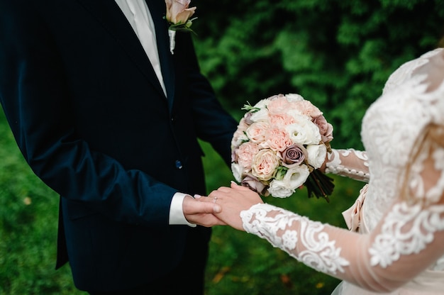 La sposa e lo sposo con un bouquet da sposa