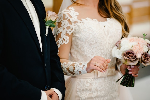 La sposa e lo sposo con un bouquet da sposa