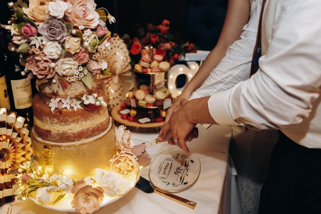 La sposa e lo sposo hanno tagliato la bella torta nunziale rustica