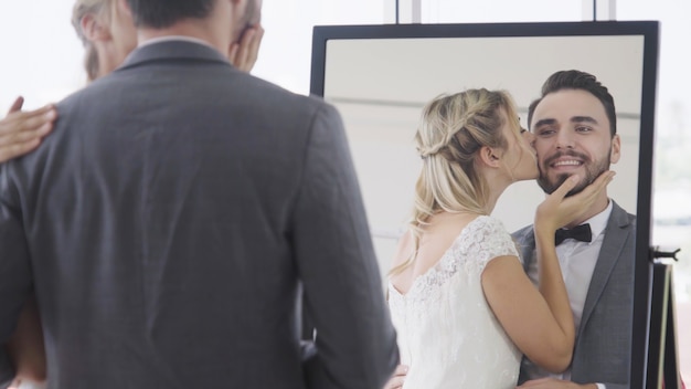 La sposa e lo sposo in vestito da sposa preparano la cerimonia.