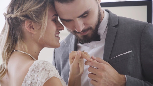 La sposa e lo sposo in vestito da sposa preparano la cerimonia.