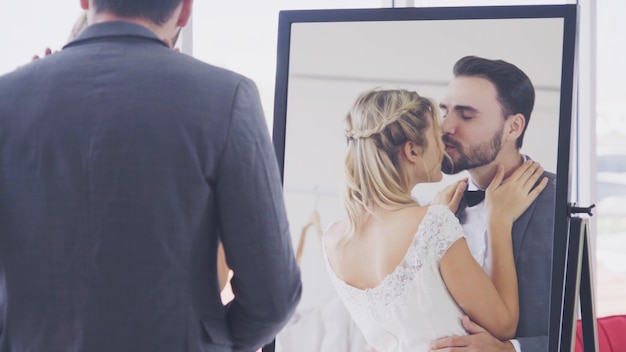 La sposa e lo sposo in vestito da sposa preparano la cerimonia.