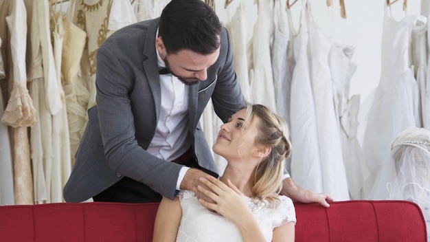 La sposa e lo sposo in vestito da sposa preparano la cerimonia.