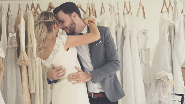 La sposa e lo sposo in vestito da sposa preparano la cerimonia.