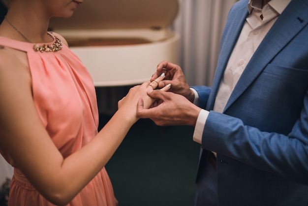 La sposa e lo sposo si scambiano gli anelli