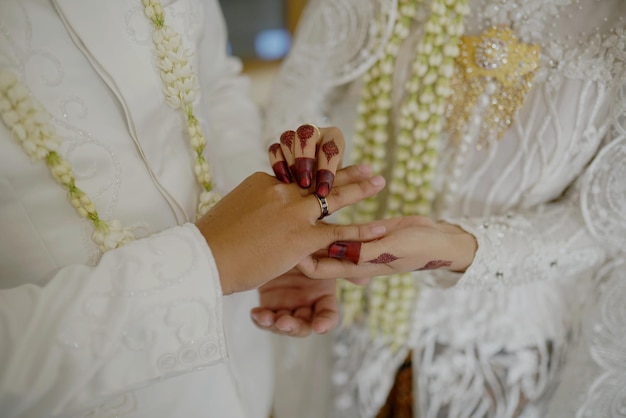 La sposa e lo sposo si scambiano le anelle nuziali.