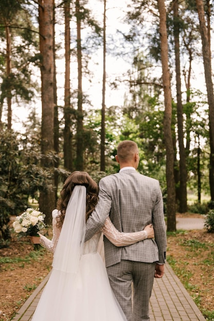 la sposa e lo sposo si tengono per mano