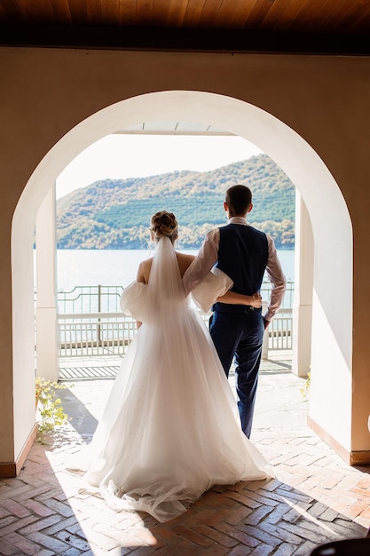 La sposa e lo sposo stanno sullo sfondo della natura Vista posteriore