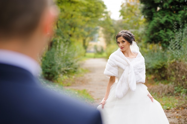 La sposa e lo sposo sullo sfondo del parco in autunno