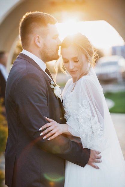 La sposa e lo sposo sullo sfondo di un ruscello di montagna