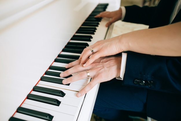 La sposa e lo sposo suonano il pianoforte