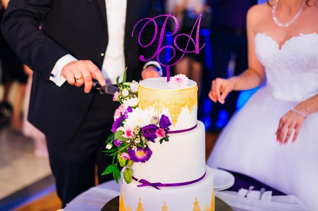 La sposa e lo sposo tagliano la torta nuziale. ristorante.