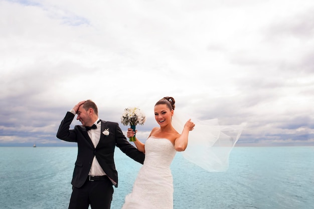 La sposa felice sta guardando con eccitazione e ridendo