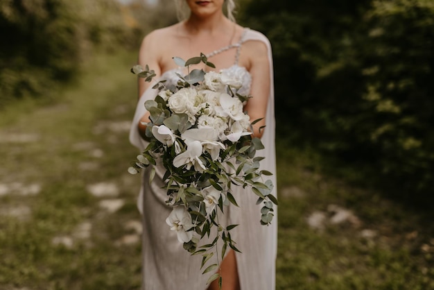 La sposa fuori con un bouquet