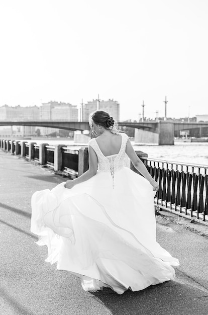 La sposa gira nel suo abito da sposa Articolo di nozze Sposa felice Foto d'amore per prodotti stampati Romance