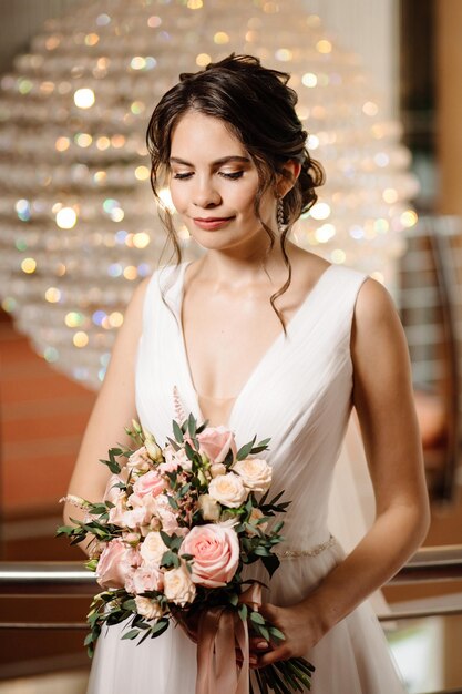 La sposa guarda il suo bouquet