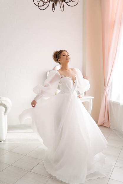 La sposa in abito da sposa bianco sviluppa un leggero orlo nella danza e si gode il momento