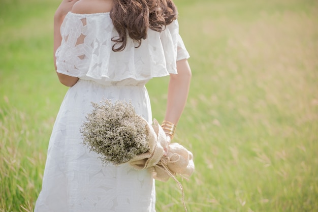 La sposa in possesso di un mazzo di fiori