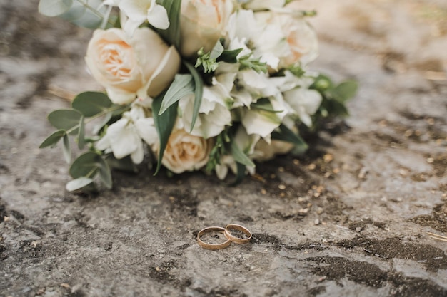 La sposa indossa l'anello allo sposo al primo piano della cerimonia