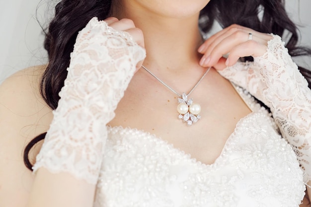 la sposa indossa una collana intorno al collo