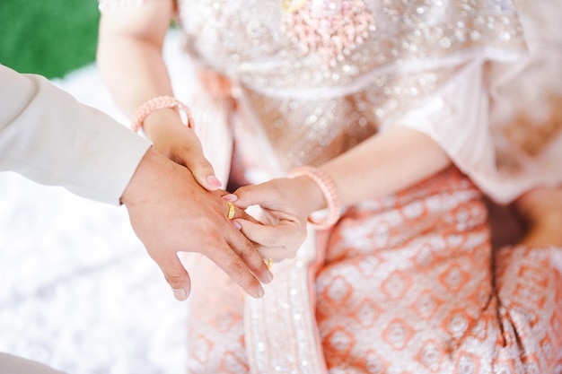 La sposa indossa una fede nuziale per lo sposo Matrimonio in Thailandia