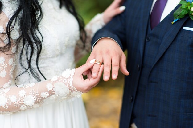 La sposa mette l'anello nuziale dello sposo al dito