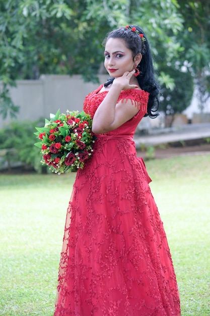 La sposa radiosa con la camicia rossa