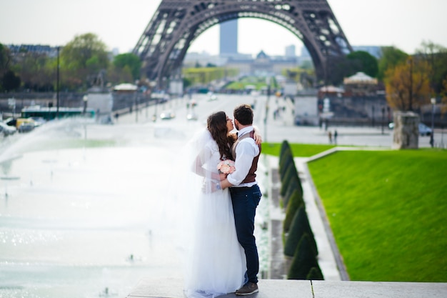 La sposa splendida abbraccia il suo amante