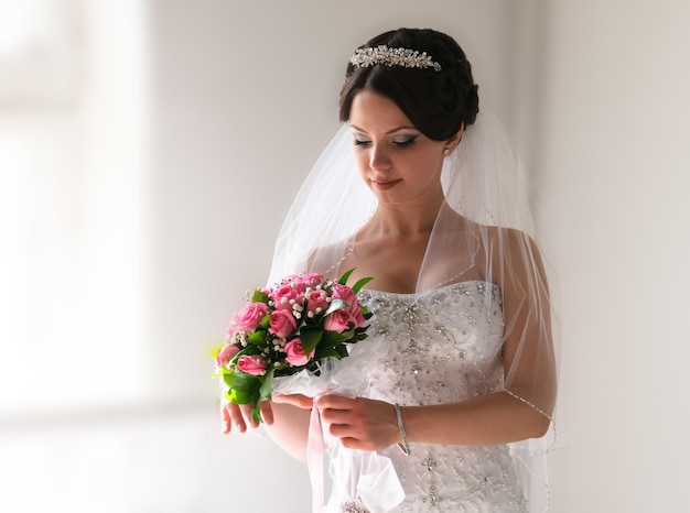 La sposa sta alla finestra durante il giorno