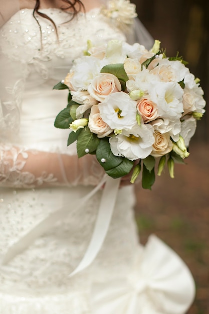 La sposa tiene il bellissimo bouquet da sposa