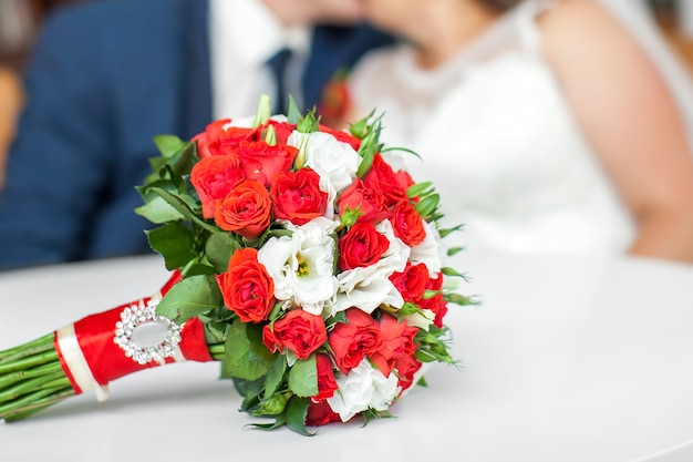 La sposa tiene il bellissimo bouquet da sposa
