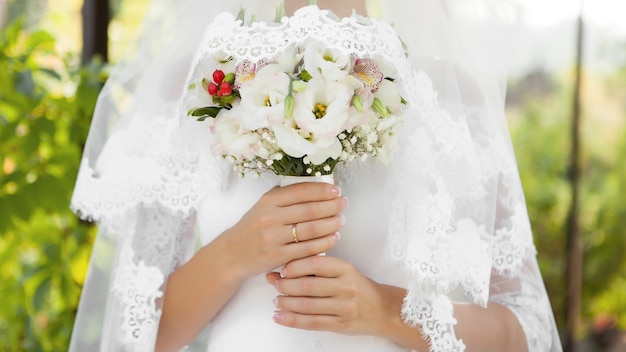 La sposa tiene il bellissimo bouquet da sposa