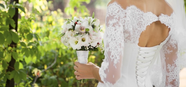 La sposa tiene il bellissimo bouquet da sposa