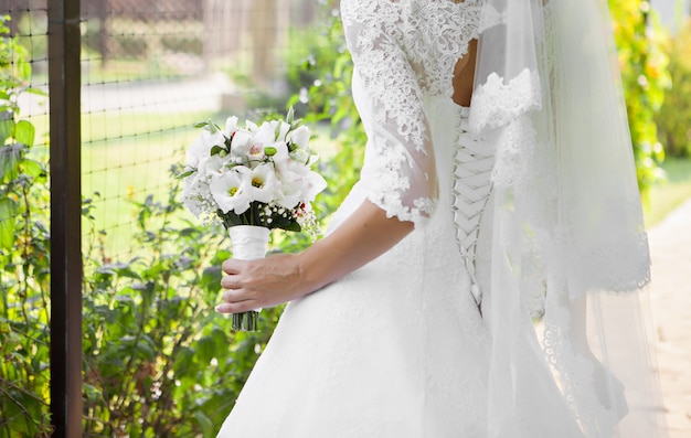 La sposa tiene il bellissimo bouquet da sposa